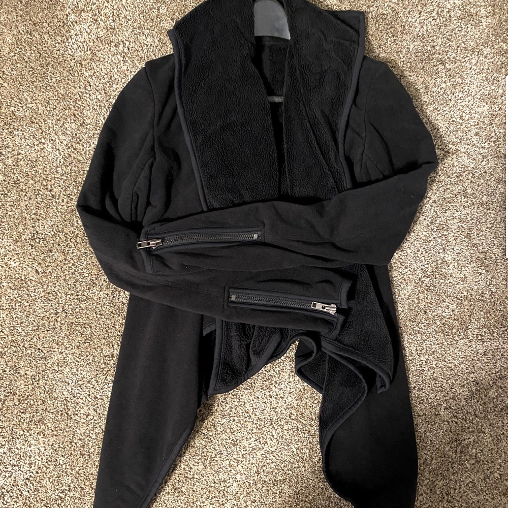 Black lululemon wrap, fleece like material, size 6